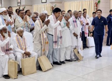 Farmers shared their experiences with CM Yogi