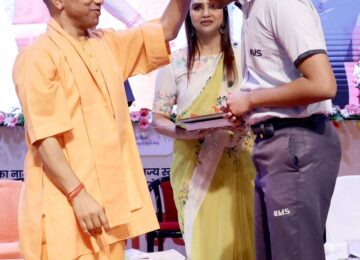 CM Yogi participated in the meritorious student felicitation ceremony.