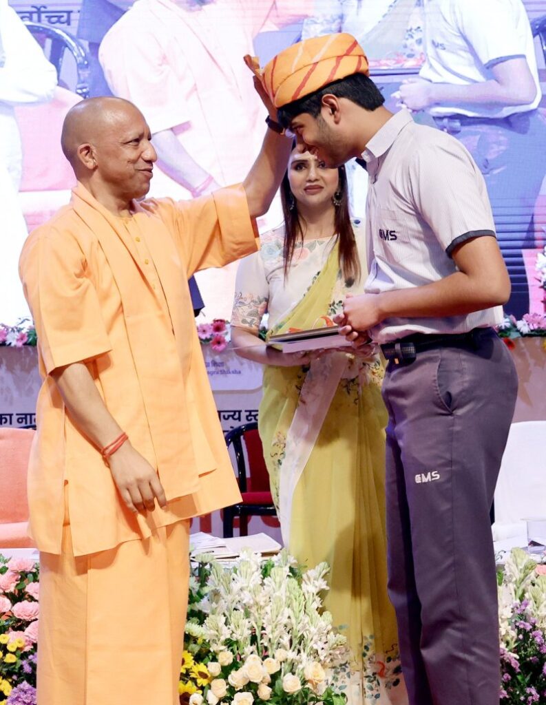 CM Yogi participated in the meritorious student felicitation ceremony.