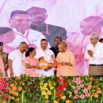 सीएम के हाथों चाबी, प्रमाण पत्र व चेक पाकर खिल उठे चेहरे
