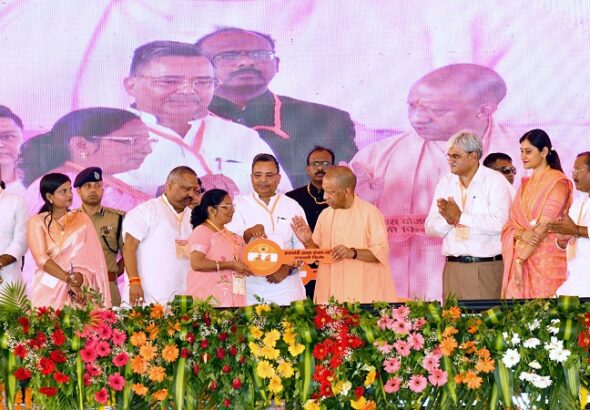 सीएम के हाथों चाबी, प्रमाण पत्र व चेक पाकर खिल उठे चेहरे