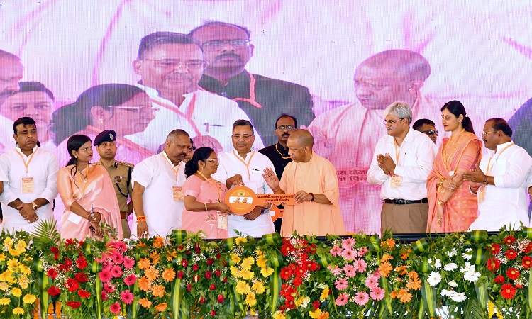 सीएम के हाथों चाबी, प्रमाण पत्र व चेक पाकर खिल उठे चेहरे