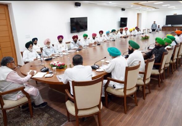 Punjab farmers submit memorandum to Governor demanding legal guarantee of MSP