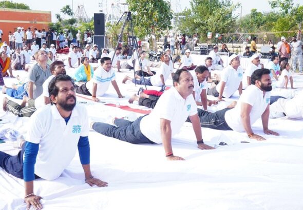 अंतर्राष्ट्रीय योग दिवस पर पौधरोपण व युवा गोमती मित्रों का सम्मान