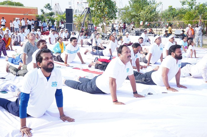 अंतर्राष्ट्रीय योग दिवस पर पौधरोपण व युवा गोमती मित्रों का सम्मान