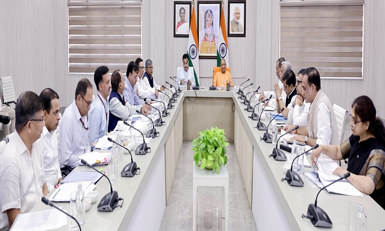 CM-Yogi-Nitin-Gadkari-1