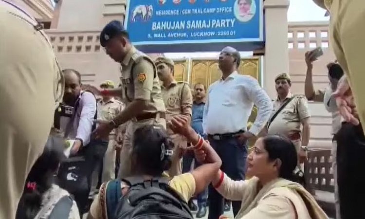 Protest-at-mayawati-Residence-1