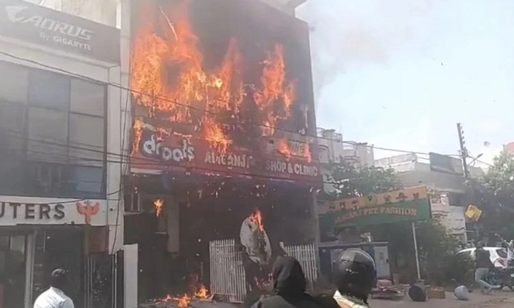 Lucknow-Firebrokeout-1
