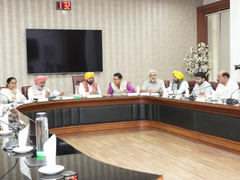 Mann-Cabinet-Meeting