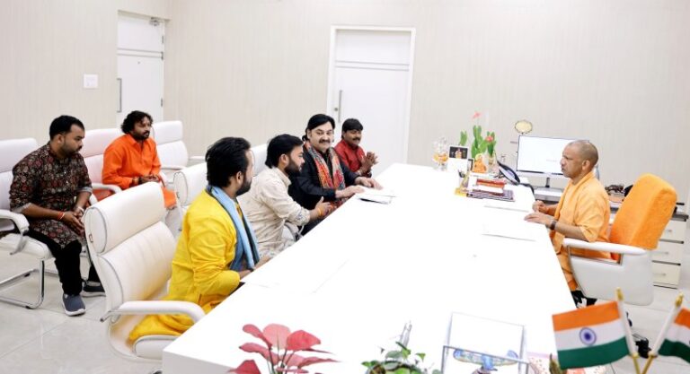 Artists of Hariharpur Music Gharana met CM Yogi.