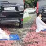 SP-MLA-Uncle-Offering-Namaz-at-Circuit-House